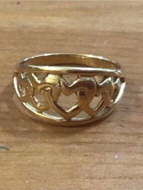 Beverly Hills Gold: 14k.yellow gold  interlocking heart Cutout Band size6 Ring .